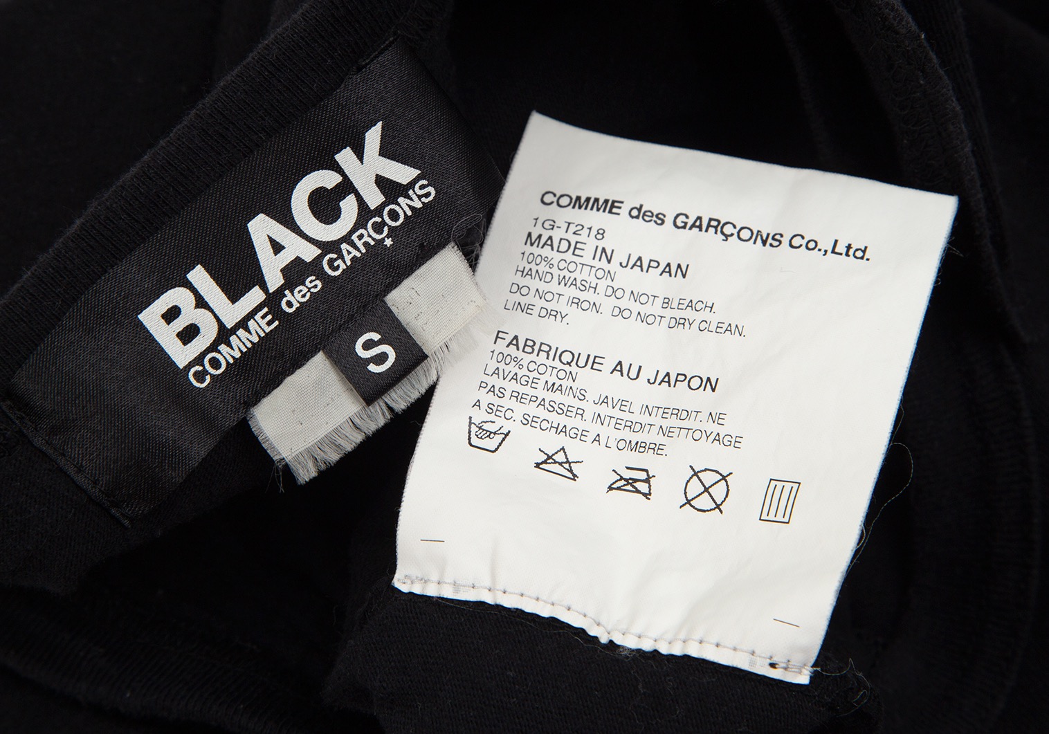 ブラックコムデギャルソンBLACK COMME des GARCONS ロゴプリントフード