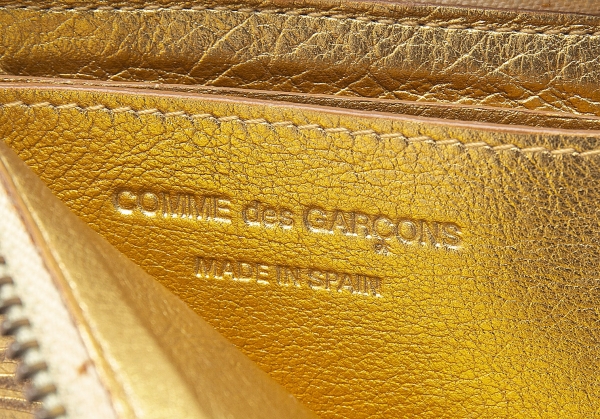 コムデギャルソンCOMME des GARCONS 型押しメタリック二つ折り財布