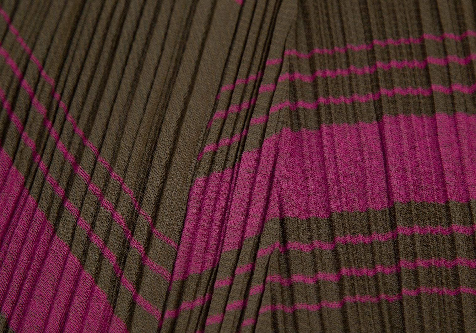 プリーツプリーズPLEATS PLEASE ハイネック幾何学柄織りワンピース 茶紫3