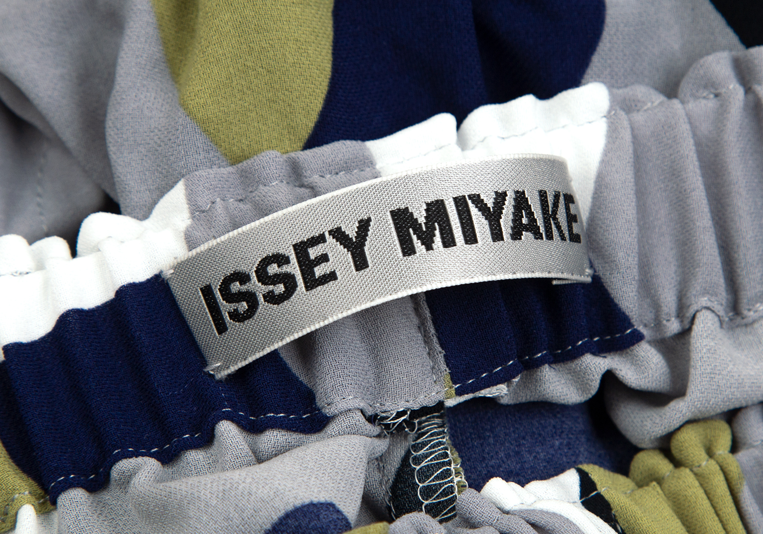 イッセイミヤケISSEY MIYAKE 矢絣プリントエンボスワイドパンツ