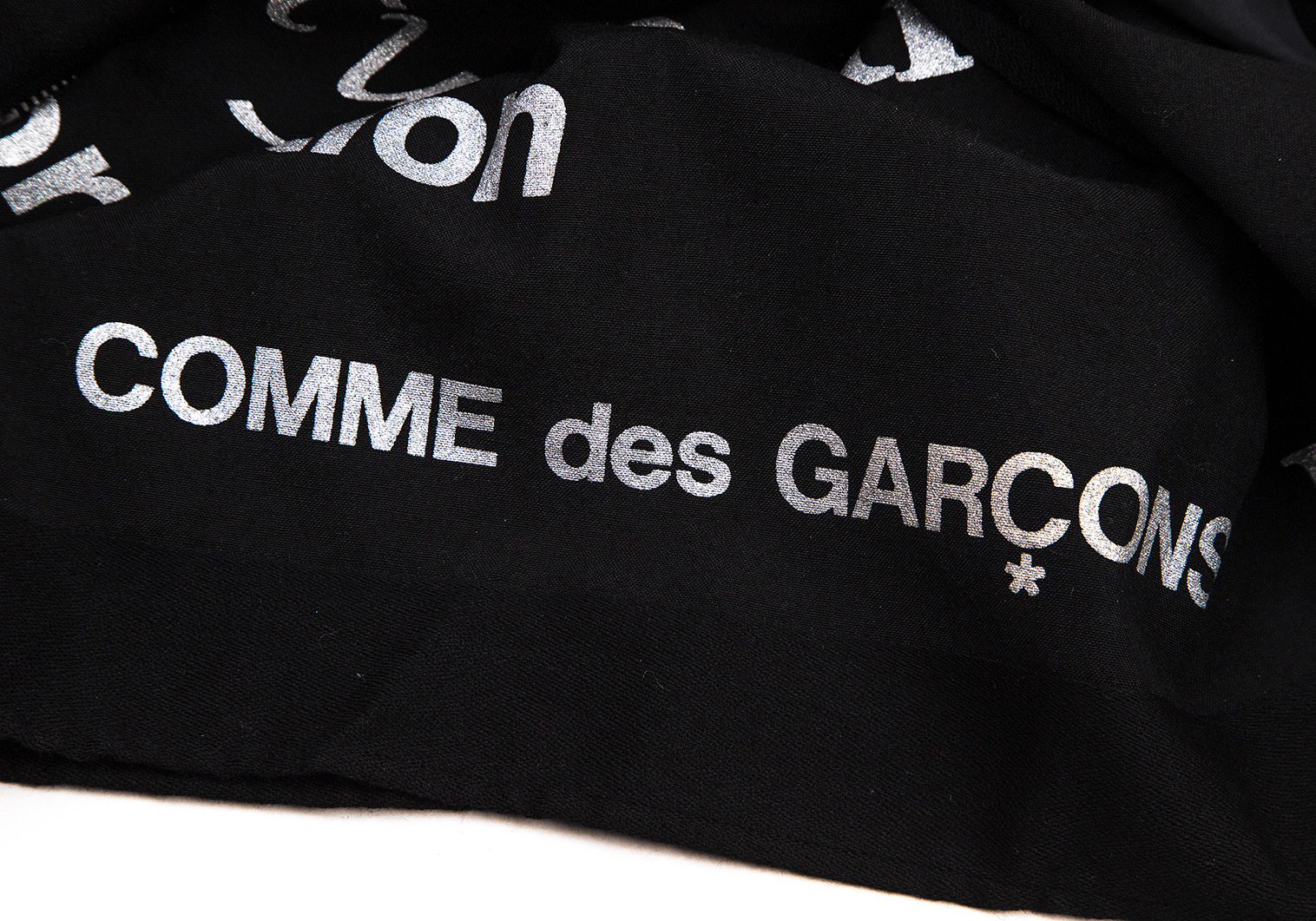 コムデギャルソンCOMME des GARCONS グリッターロゴ顔料プリント変形