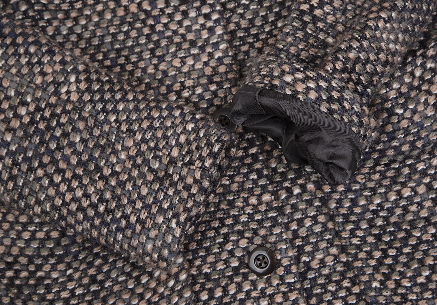 マドモアゼルノンノン　ツイードコート　定価86,000円　ネイビー襟元のデザインもオシャレです