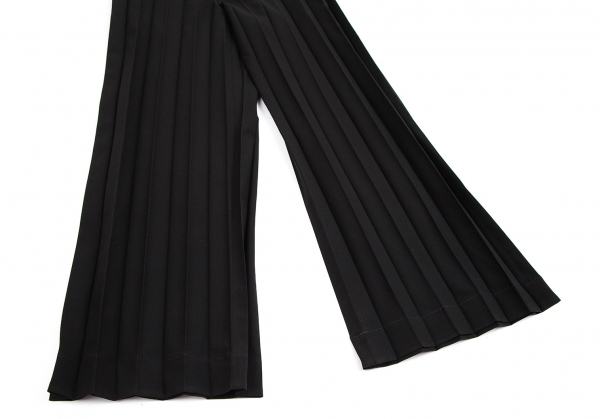 Homme Plissé Issey Miyake Pleated Trousers vs Zara Oversize Pleated Trousers