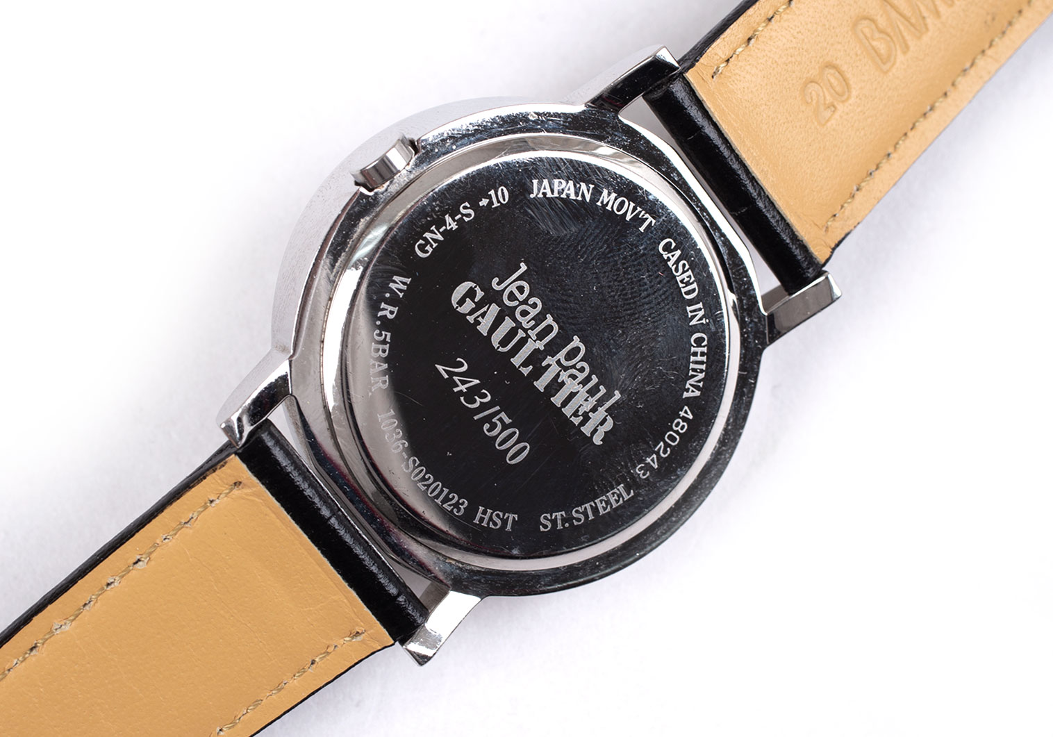 Jean-Paul GAULTIER ロゴ入り腕時計裏の電池蓋に錆と傷があります