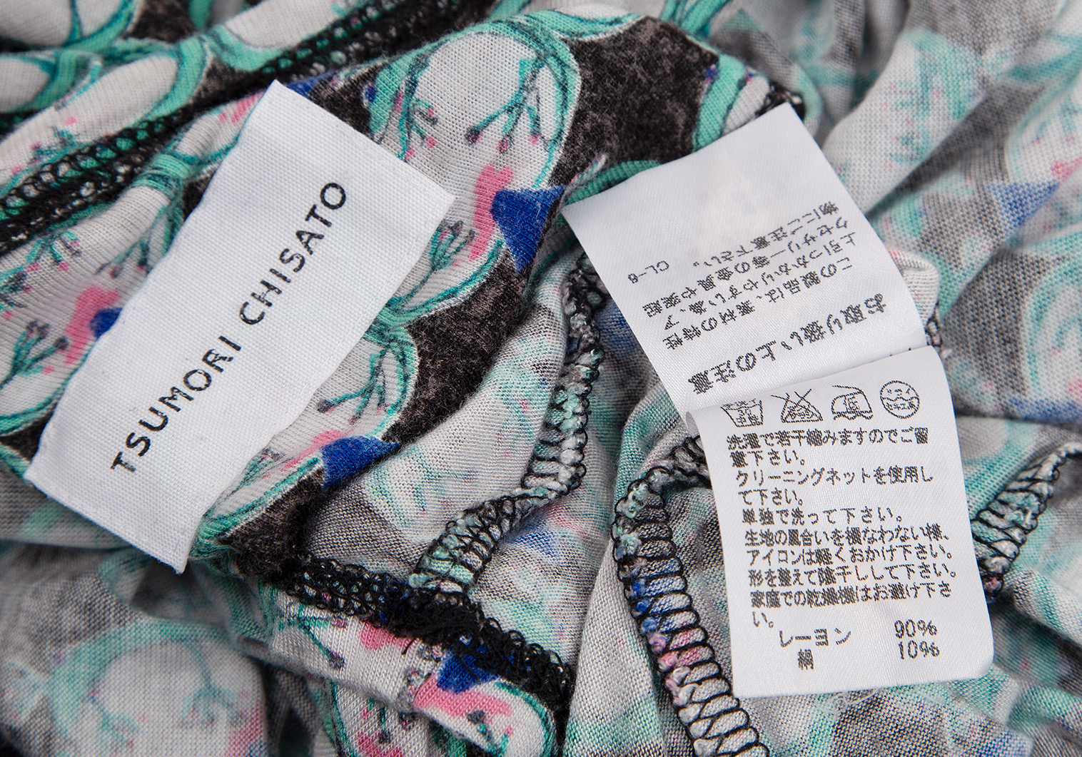 ツモリチサトTSUMORI CHISATO レーヨンシルクビジュー装飾総柄Tシャツ ...