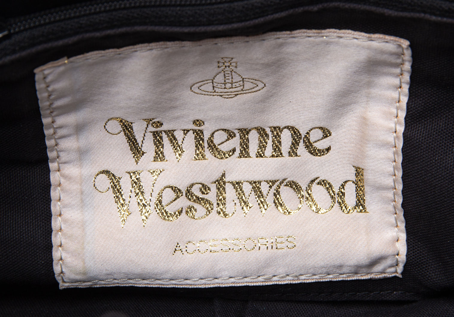 ヴィヴィアンウエストウッドVivienne Westwood オーブ型押しレザー ...