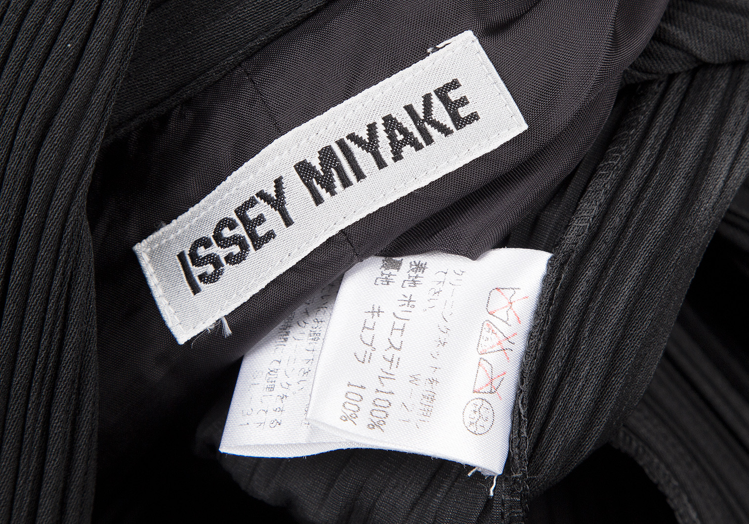 イッセイミヤケISSEY MIYAKE バック切替プリーツジャケット 黒L