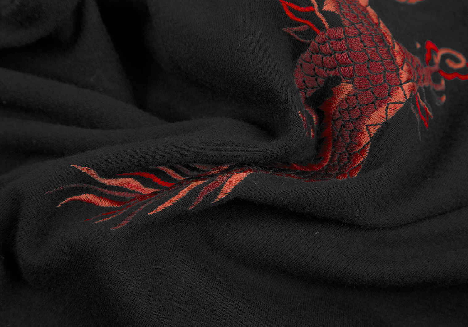 ヴィヴィアンタムVIVIENNETAM コットンドラゴン刺繍Tシャツ 黒赤1