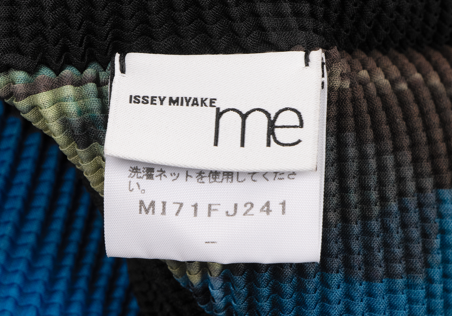 イッセイミヤケ ミーISSEY MIYAKE me フェザー柄プリントハイネック ...