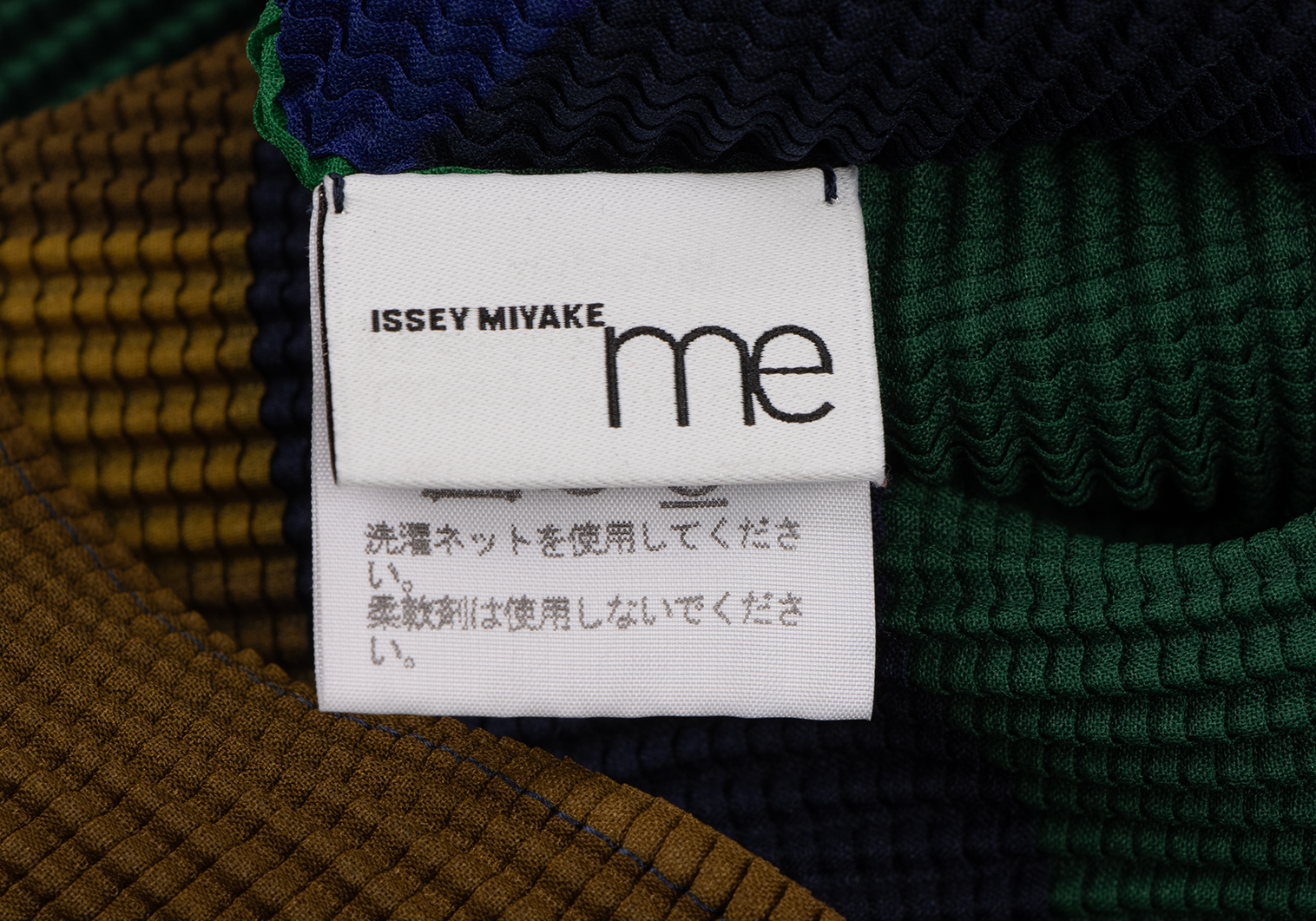 イッセイミヤケ ミーISSEY MIYAKE me イラストプリントボックスプリーツTシャツ 紺緑水色F