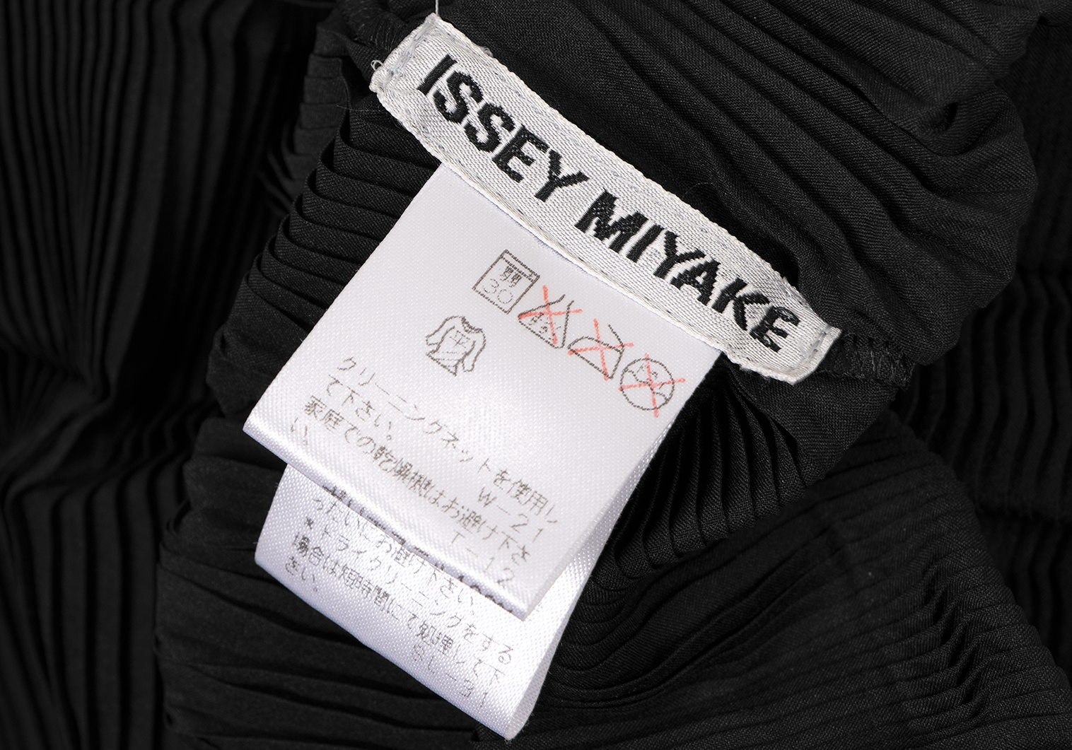 イッセイミヤケISSEY MIYAKE 立体プリーツフロントラップシャツ 黒M