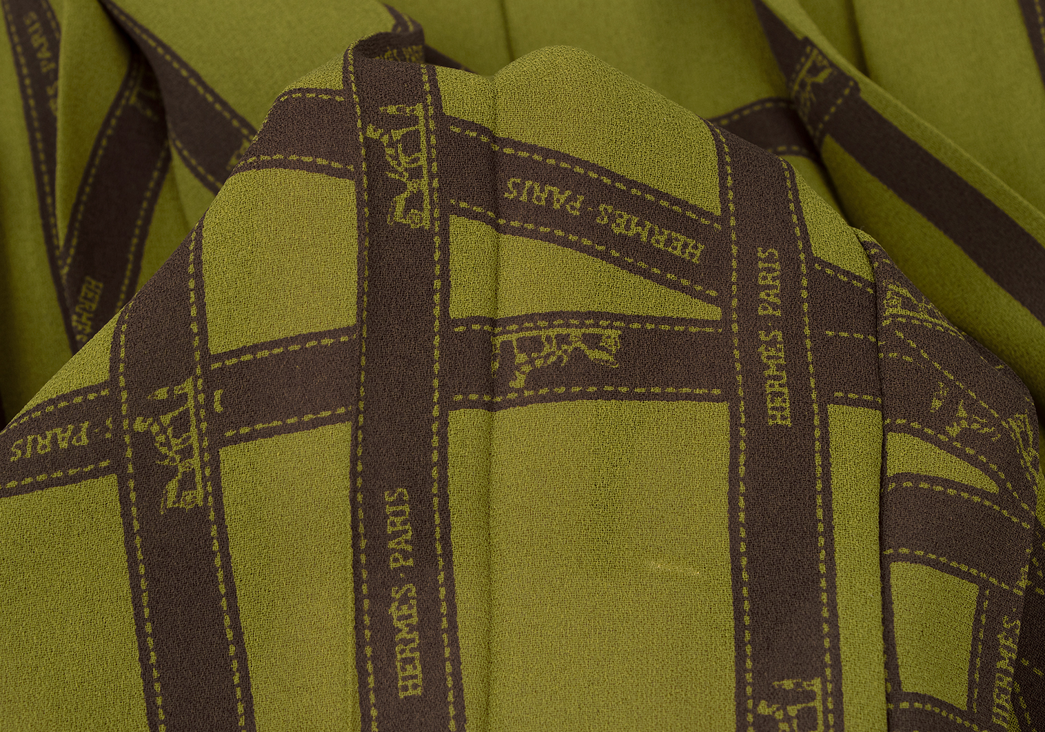 エルメスHERMES シルクロゴリボンプリントベルトデザインプリーツラップスカート 黄緑茶黒38
